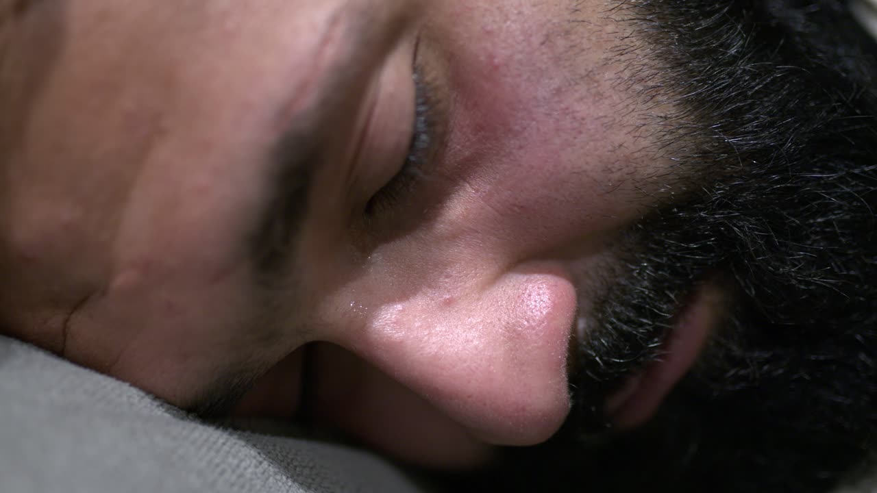 un hombre que sufría insomnio no podía dormir
