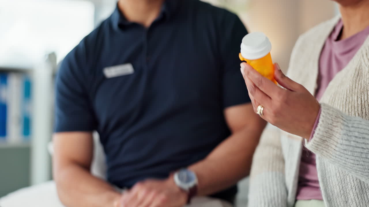 의사가 환자에게 약을 설명하는 것