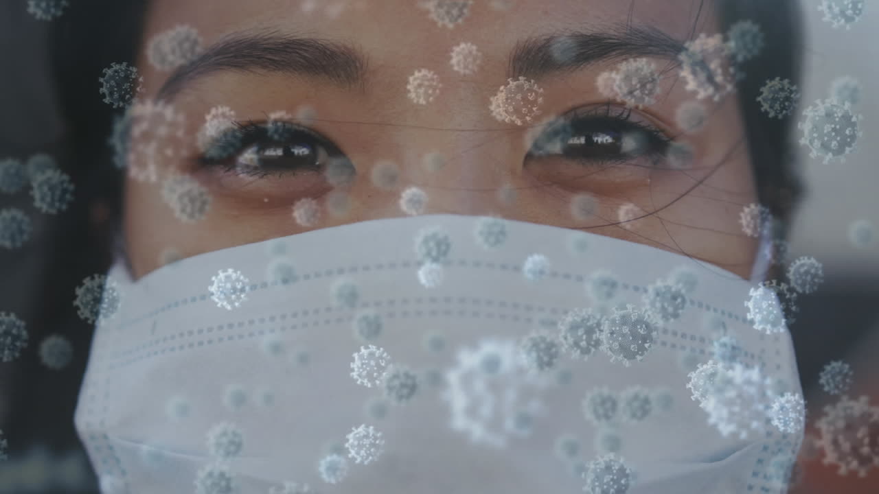 animación de células macro covid-19 flotando sobre una mujer asiática que usa una máscara