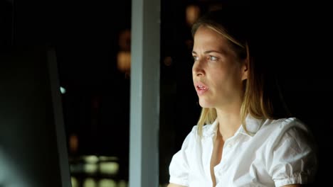 Worried-businesswoman-talking-on-the-phone