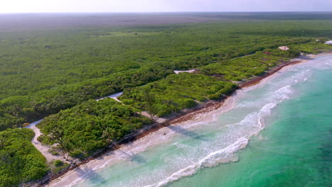 Amplia-Toma-De-Drone-Giratorio-Cinematográfico-De-La-Costa-Natural-Cerca-De-Mahahual-Mexico-Hacia-El-Sol