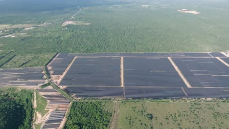 planta de energía solar fotovoltaica con alrededores exuberantes en la romana, república dominicana