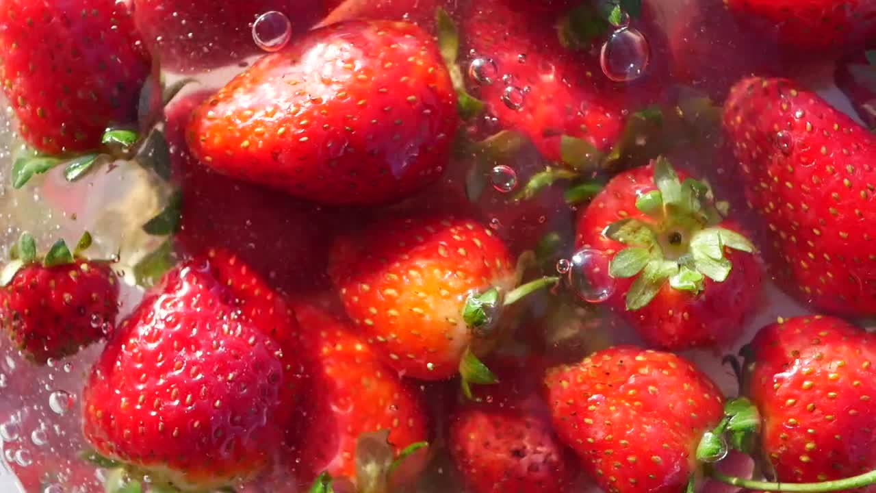 물에 담긴 신선한 딸기