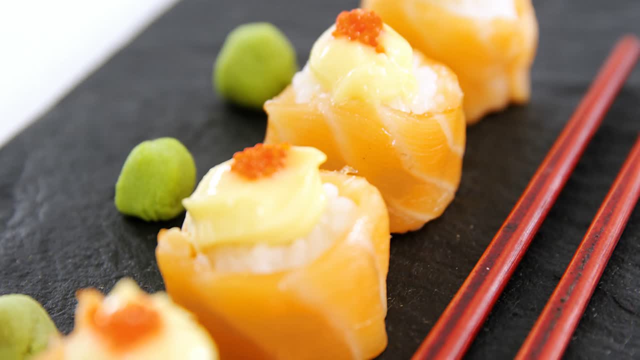 sushi servido en bandeja con palillos