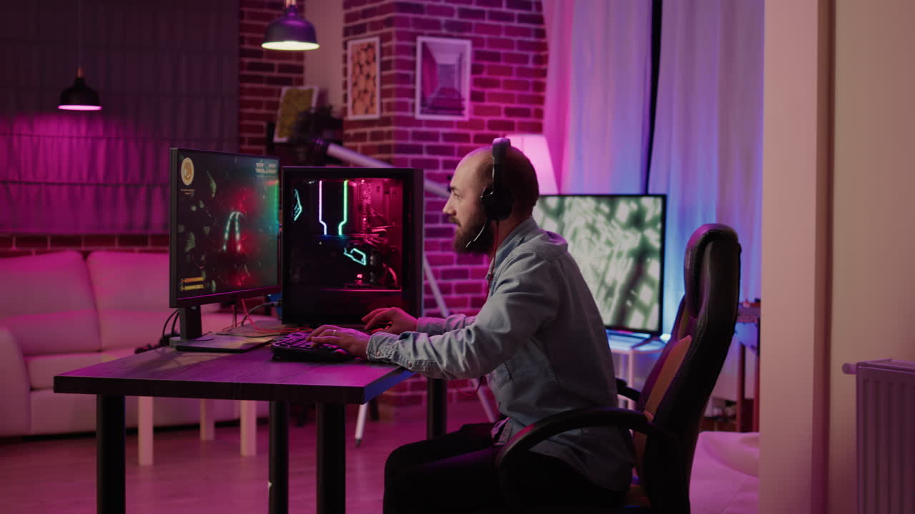 Un giocatore trasmette in streaming uno sparatutto spaziale dal ritmo incalzante, spiegando al contempo il gameplay agli abbonati