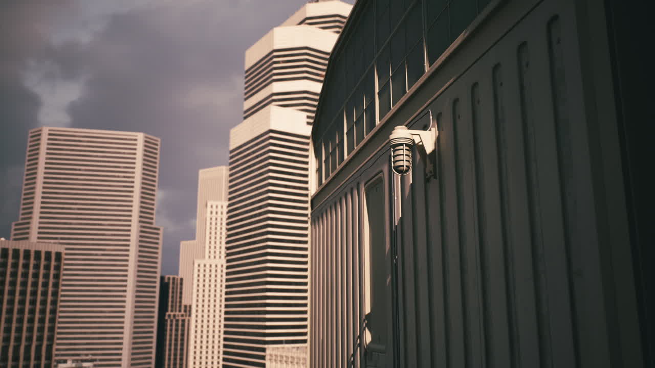 arquitectura urbana moderna con un edificio elegante contra un cielo nublado