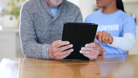 voluntario, hombre mayor y enseñanza con tableta