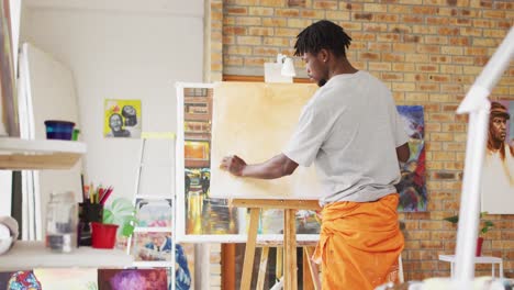 Afroamerikanischer-Männlicher-Maler,-Der-Im-Künstleratelier-Auf-Leinwand-Malt