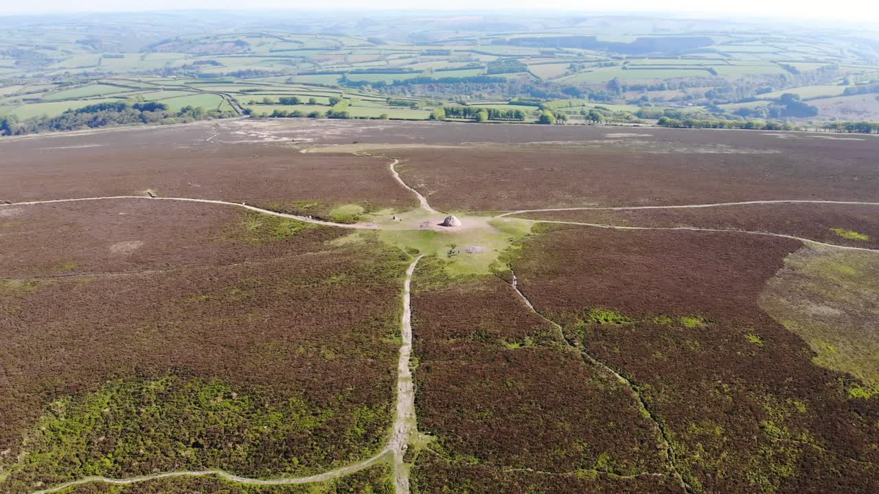 헤더로 둘러싸인 던커리 비콘의 정상에 대한 조감도