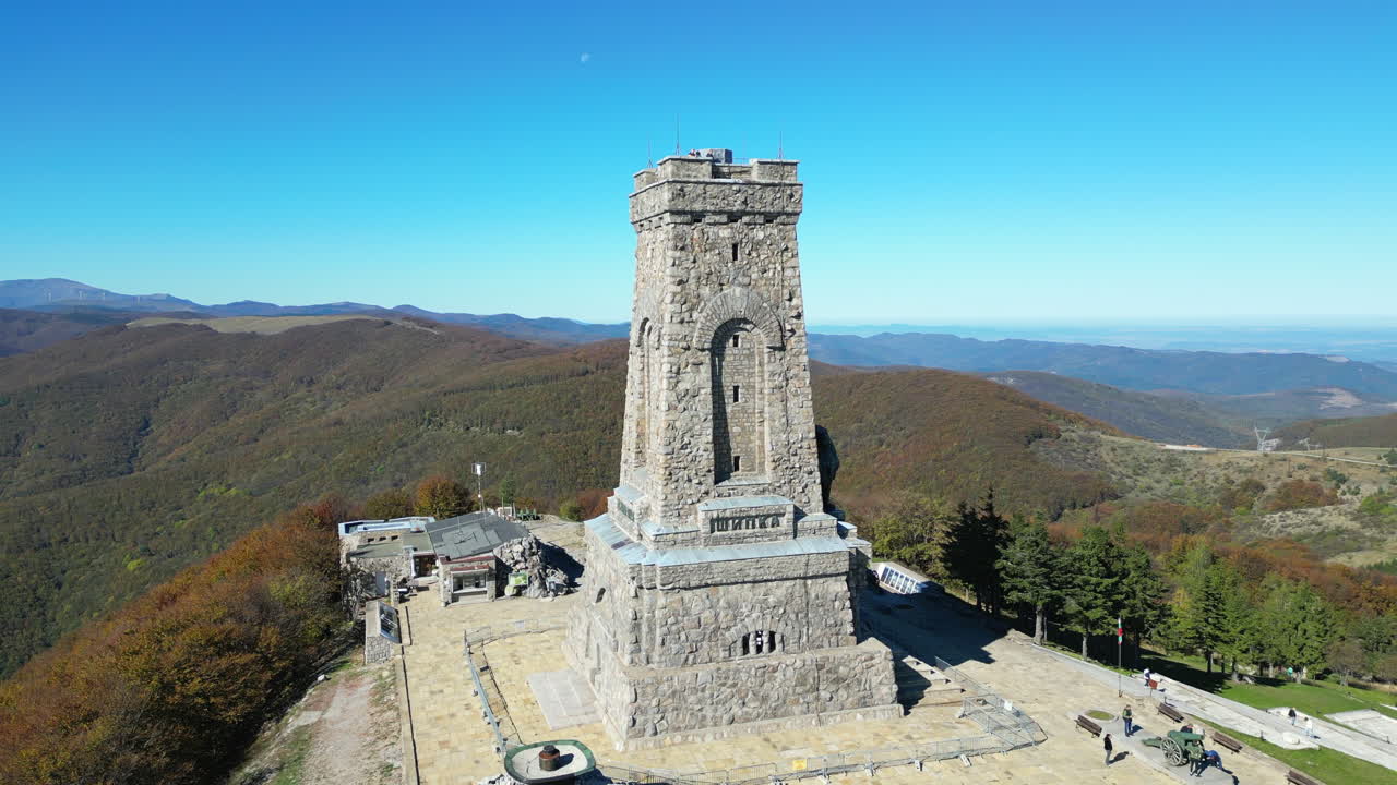 Orbit-opptak fra luften av Shipka-monumentet i Bulgaria.