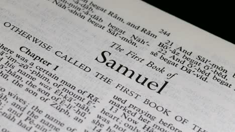 Cu-Página-De-La-Biblia-Girando-Hacia-El-Libro-De-Primer-Samuel