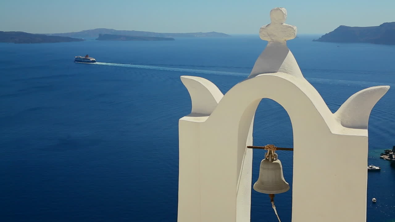 그리스 섬 교회 뒤에 멀리 있는 유람선