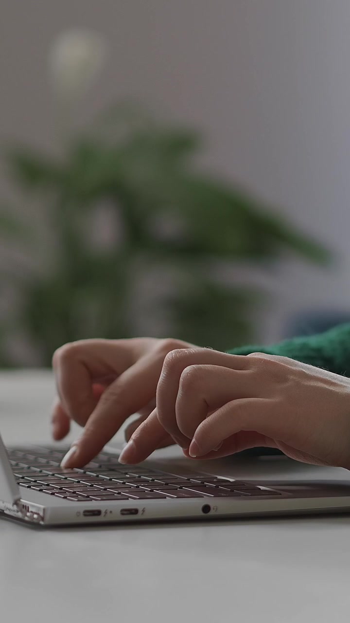Primo piano di mani che digitano sulla tastiera di un portatile