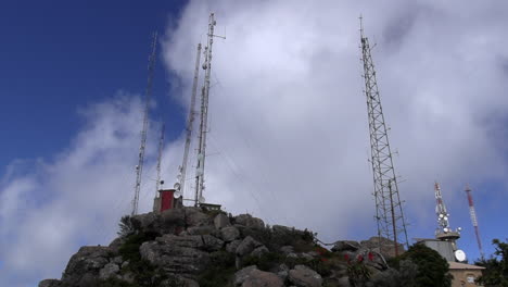 Statische-Ansicht-Von-Wolken,-Die-Sich-Hinter-Kommunikationstürmen,-Südafrika,-Bewegen