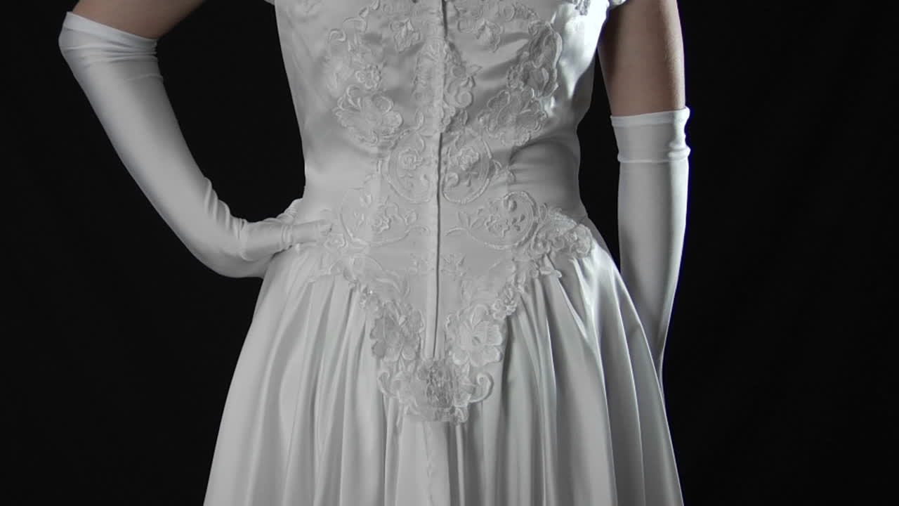 등 뒤에서 손가락을 꼬고 있는 신부 1