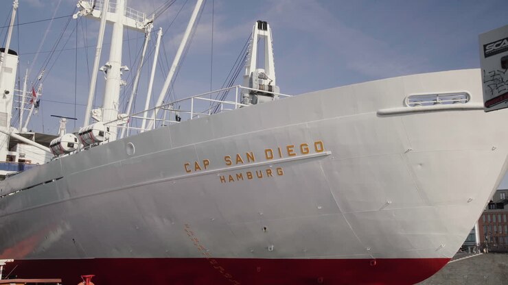 Attrazione turistica Cap San Diego nel porto ai Landungsbrücken di Amburgo in una mattina di sole