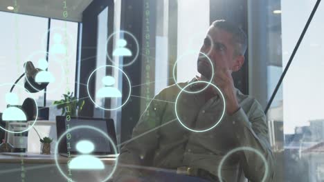 animación de iconos, conexiones y procesamiento de datos sobre empresario caucásico en la oficina