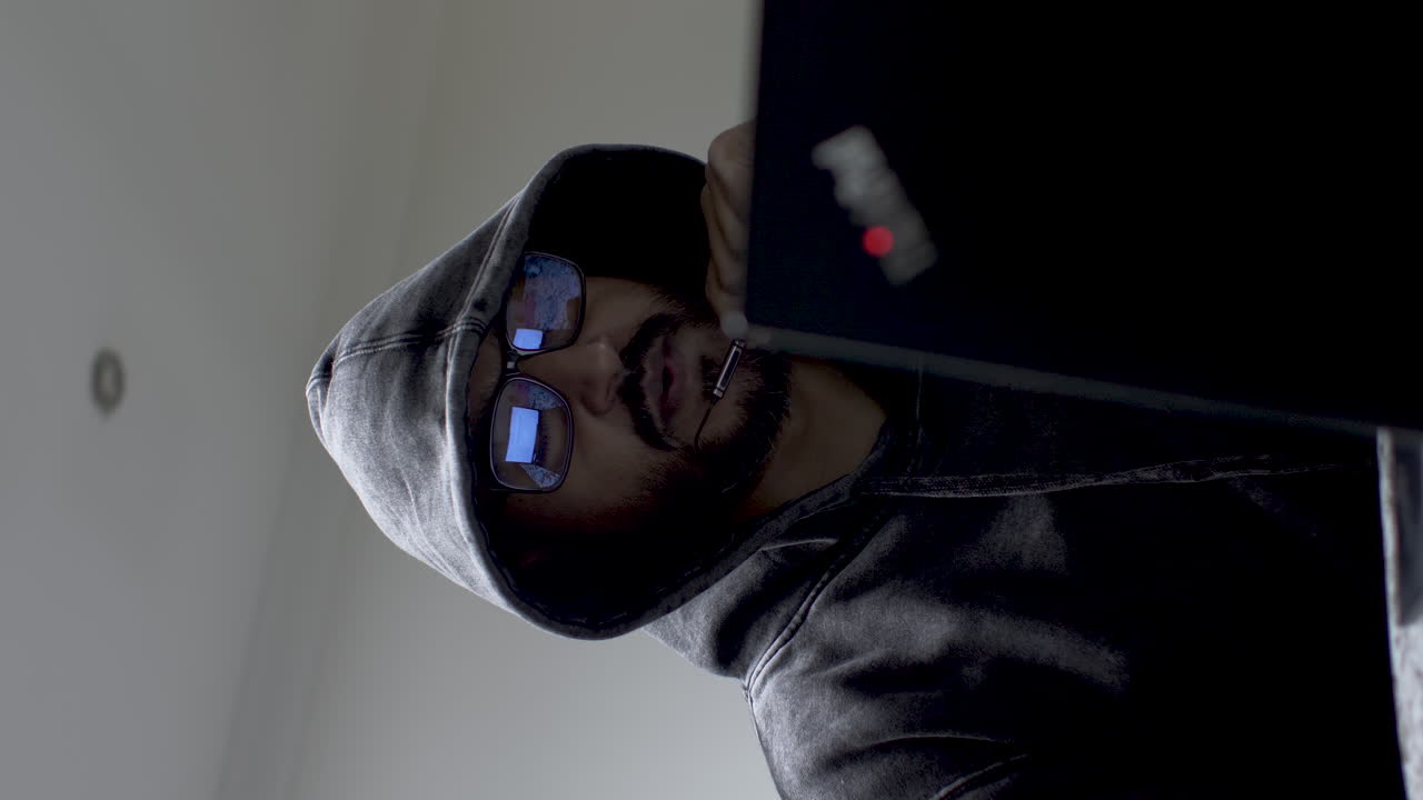 un profesional de trabajo con barba y bigote asistiendo a reuniones en línea y conversando