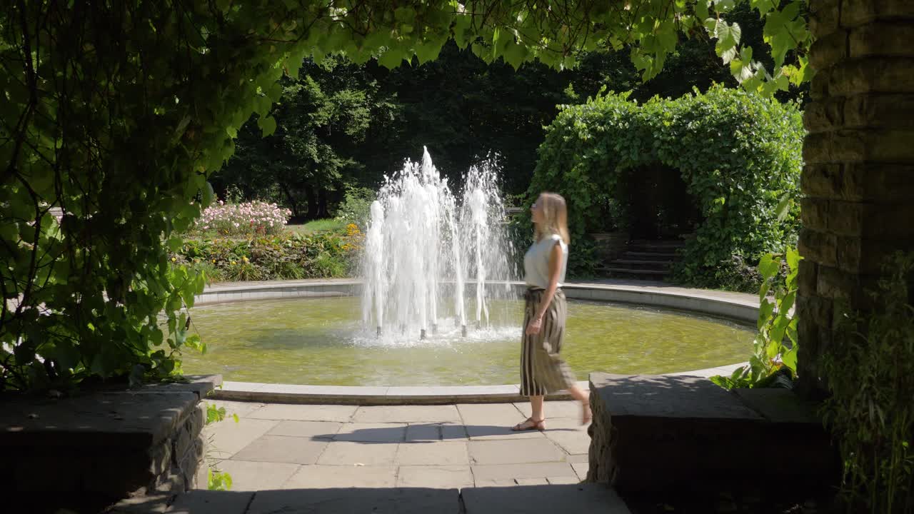 un marco dentro del arco del jardín hecho con una planta trepadora