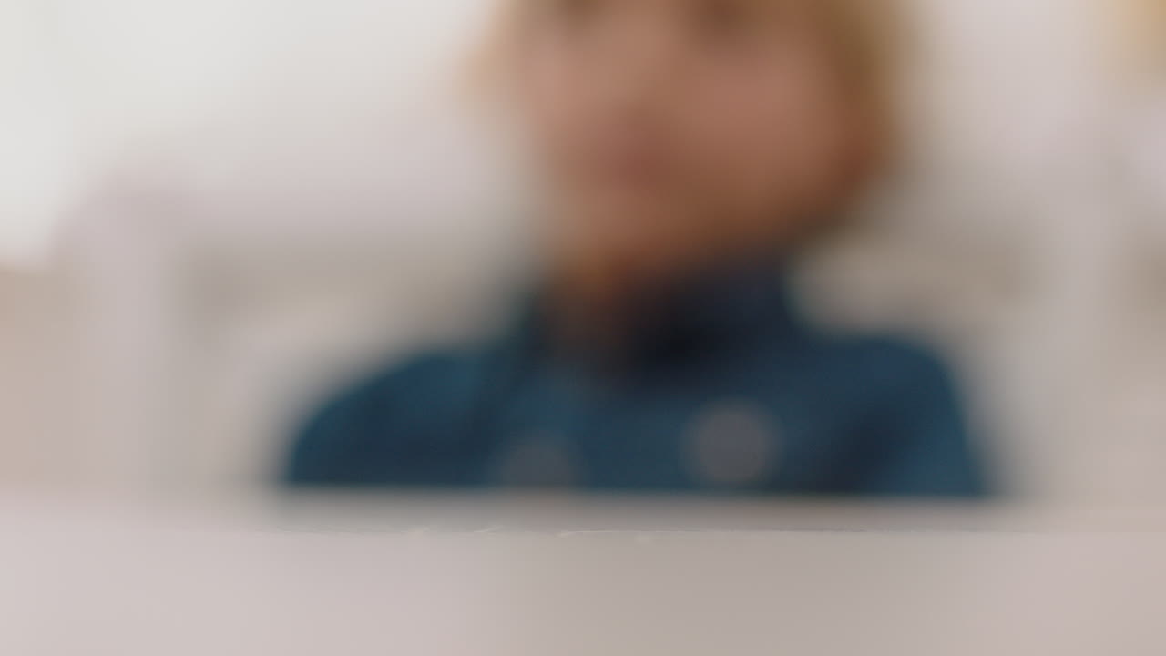 primer plano niño pequeño sosteniendo la mano de la abuela mostrando afecto niño amoroso mostrando compasión por la abuela disfrutando de la vinculación con el nieto concepto de familia 4k metraje