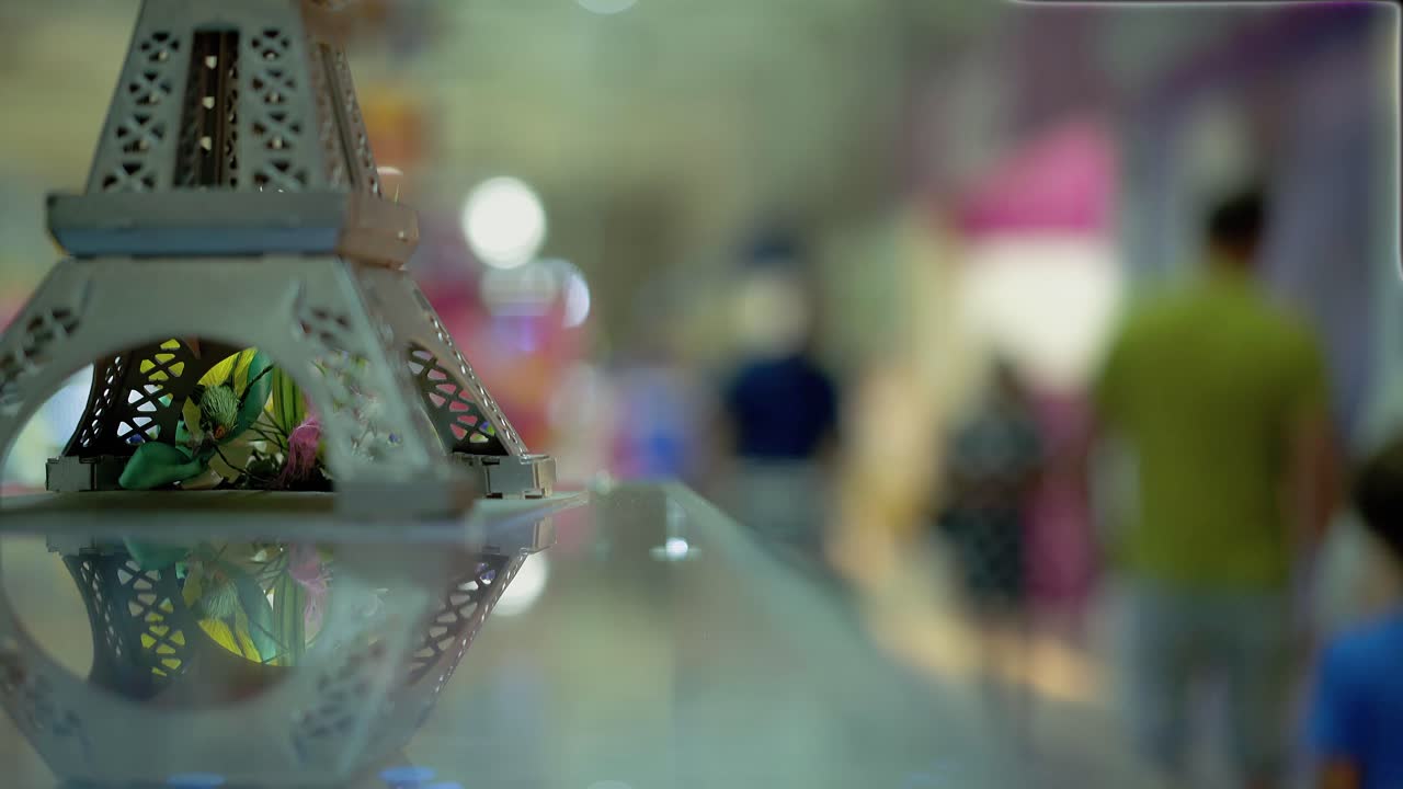 사람들이 슈퍼마켓을 돌아다니고 있습니다.