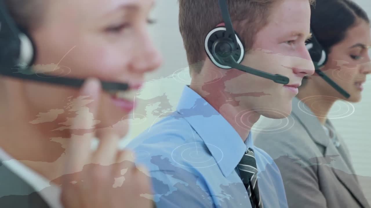 animación de la red de conexiones y el mapa del mundo sobre personas que usan auriculares de teléfono