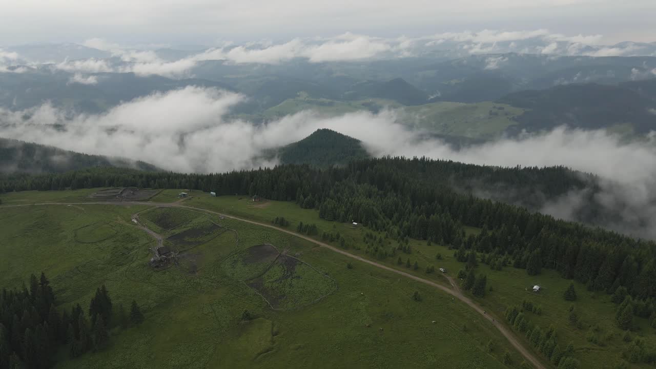 toma cinematográfica de la carretera de montaña en las montañas de los cárpatos