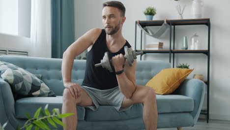 hombre haciendo ejercicios con pesas en casa