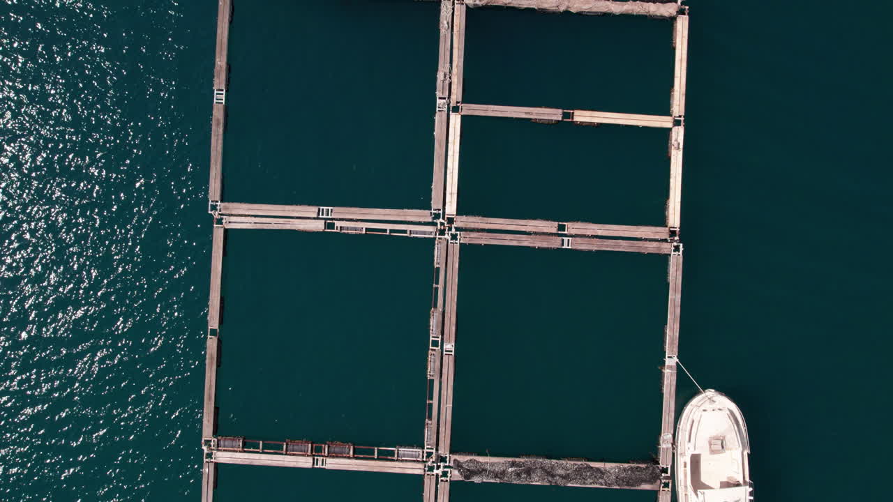 지중해 에 있는 물고기 농장 에 정박 한 배