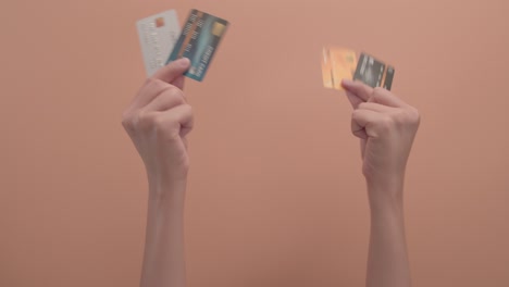 cerca de la mano de una mujer está sosteniendo una tarjeta de crédito y está gesticulando. concepto de negocio de compras.