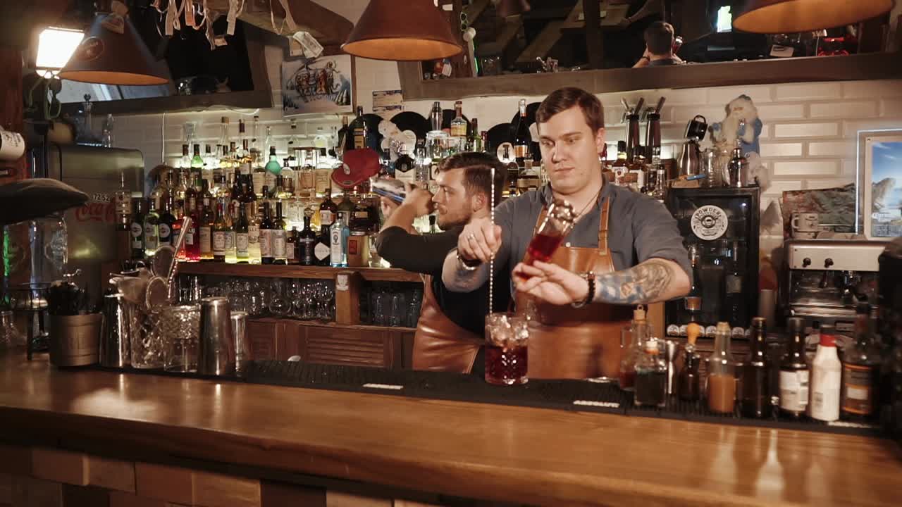 바텐더 들 이 시골 바 에서 테일을 준비 하고 있다