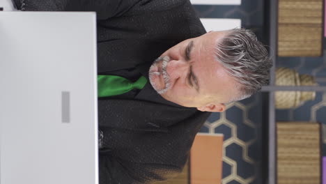 vídeo vertical del hombre de negocios quedándose dormido.