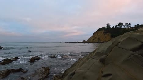 Rocky-ocean-coastline-on-a-cloudy-day