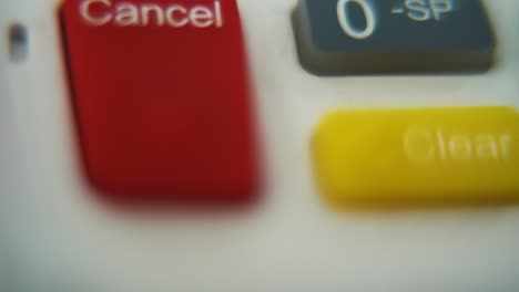 un macro close up de un pin pad números y letras en botones coloridos, movimiento de inclinación suave hacia arriba, full hd, movimiento súper lento, profundidad de campo borrosa