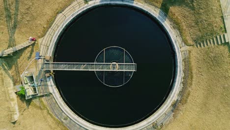 Toma-Aérea-De-Un-Dron-De-Una-Planta-De-Tratamiento-De-Aguas-Residuales.