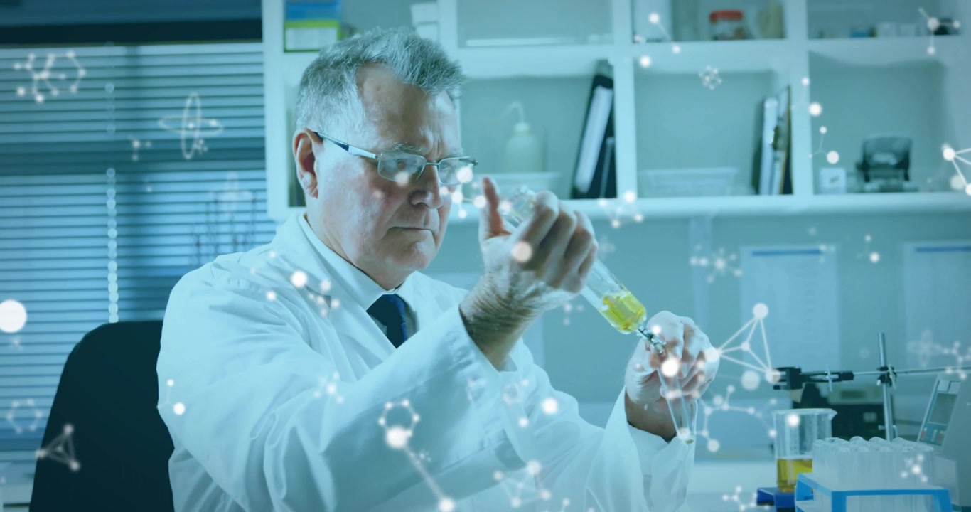 Preparando gli strumenti, uno scienziato preleva liquido giallo con una pipetta, dosandolo in provette per l'analisi.