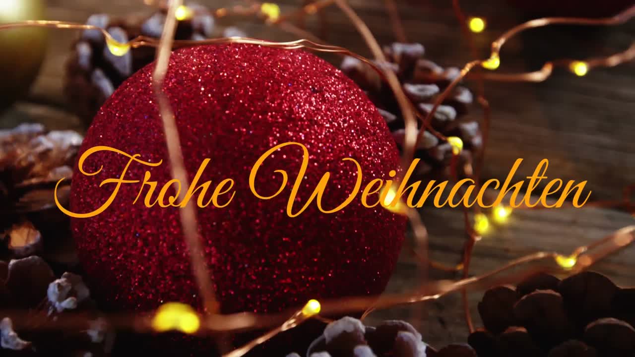 Frohe Weihnachten über Weihnachtsdekorationen geschrieben