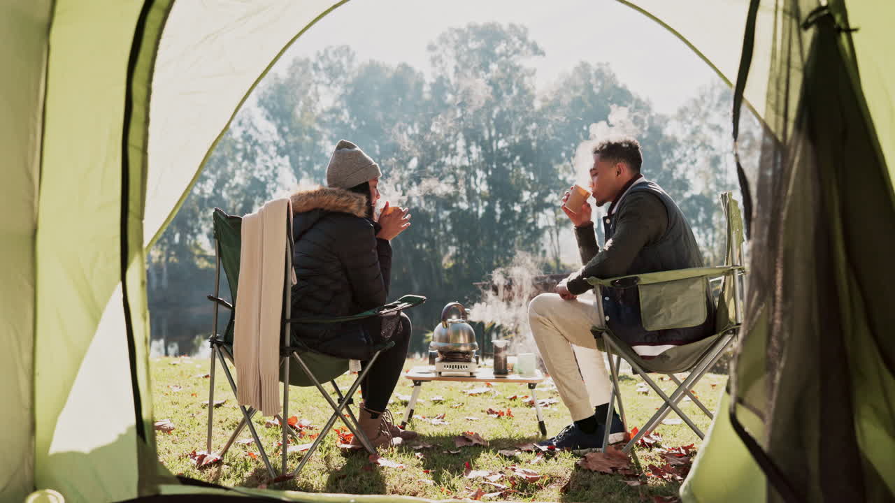 커피 컵, 텐트와 몇 명의 친구 토스트