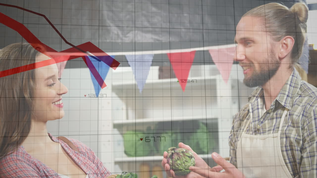 animación del procesamiento de datos sobre un feliz vendedor de verduras caucásico hablando con una cliente femenina