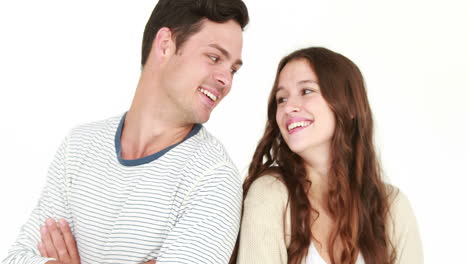 una pareja feliz de espaldas hacia atrás.