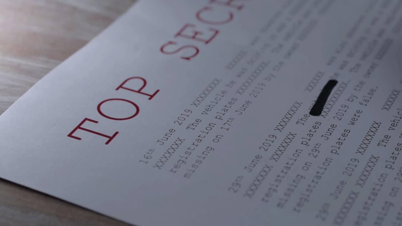 기밀 정보가 포함된 일급 비밀 문서의 정보를 편집하는 손