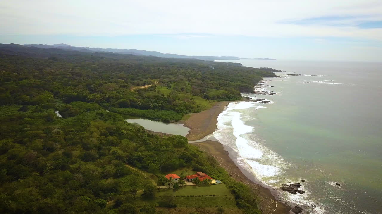 hermosa vista aérea de la costa de una isla tropical