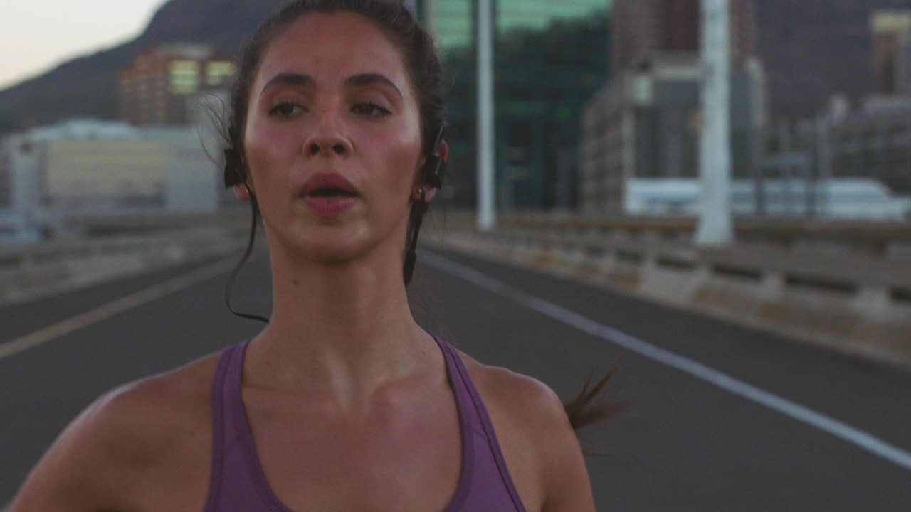 mujer corriendo en la ciudad