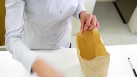 farmacéuticos empaquetando medicamentos en bolsas de papel
