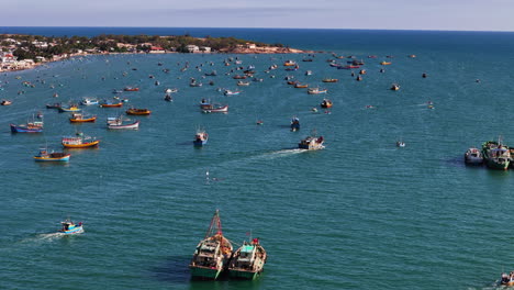 Coloridos-Barcos-De-Pesca-En-El-Pueblo-Pesquero-De-Mui-Ne