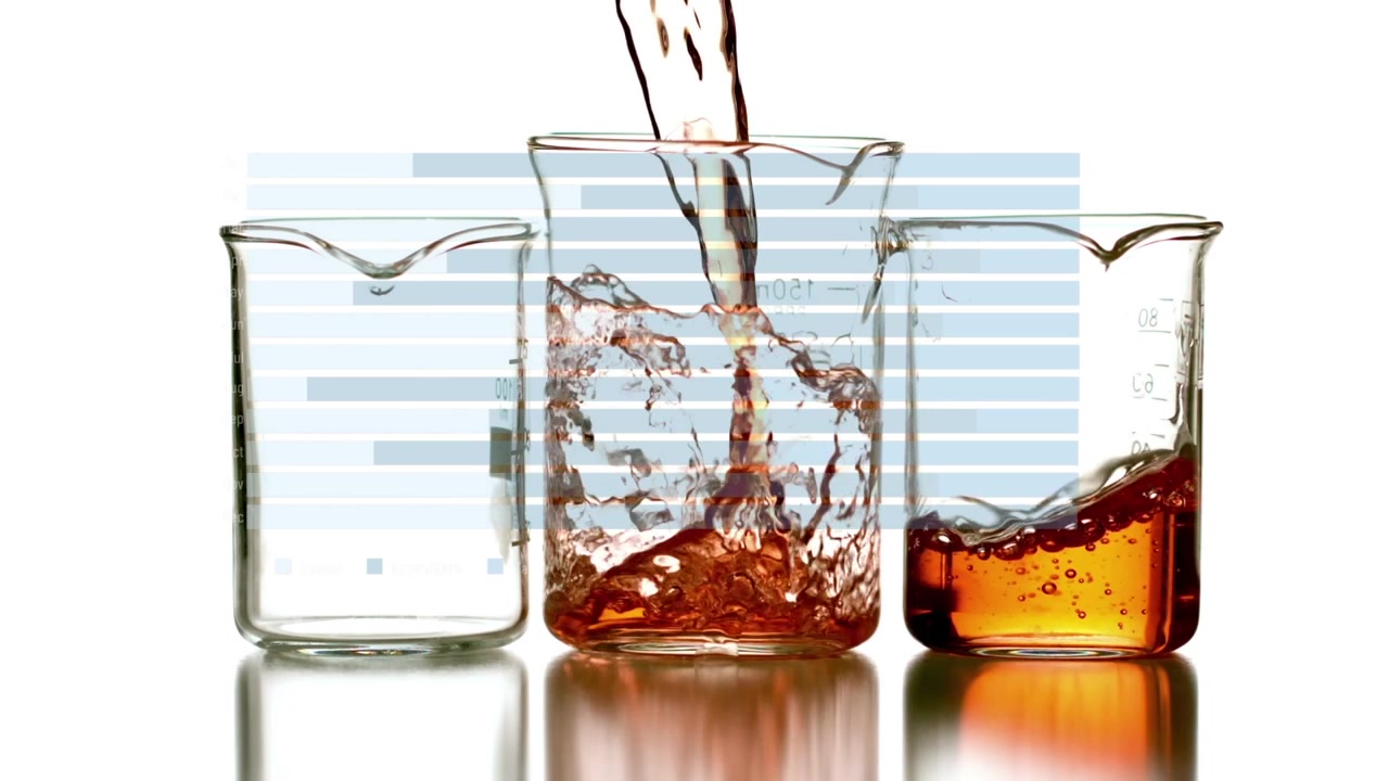 Animazione di un grafico con elaborazione dati su becher contenenti liquido.