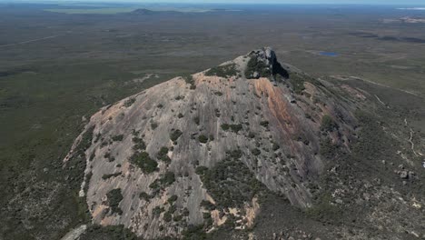 Vuelo-De-Drones-Alrededor-De-La-Montaña-Francesa-En-La-Zona-De-Cape-Le-Grand-En-Australia-Occidental