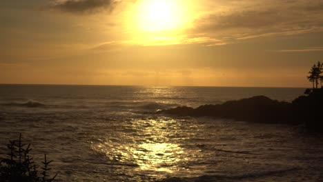 Hermosa-Puesta-De-Sol-Con-Vista-Al-Océano-Pacífico