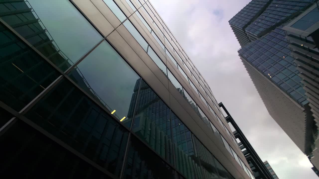 Edifícios de escritórios altos e modernos no distrito financeiro de Amsterdã