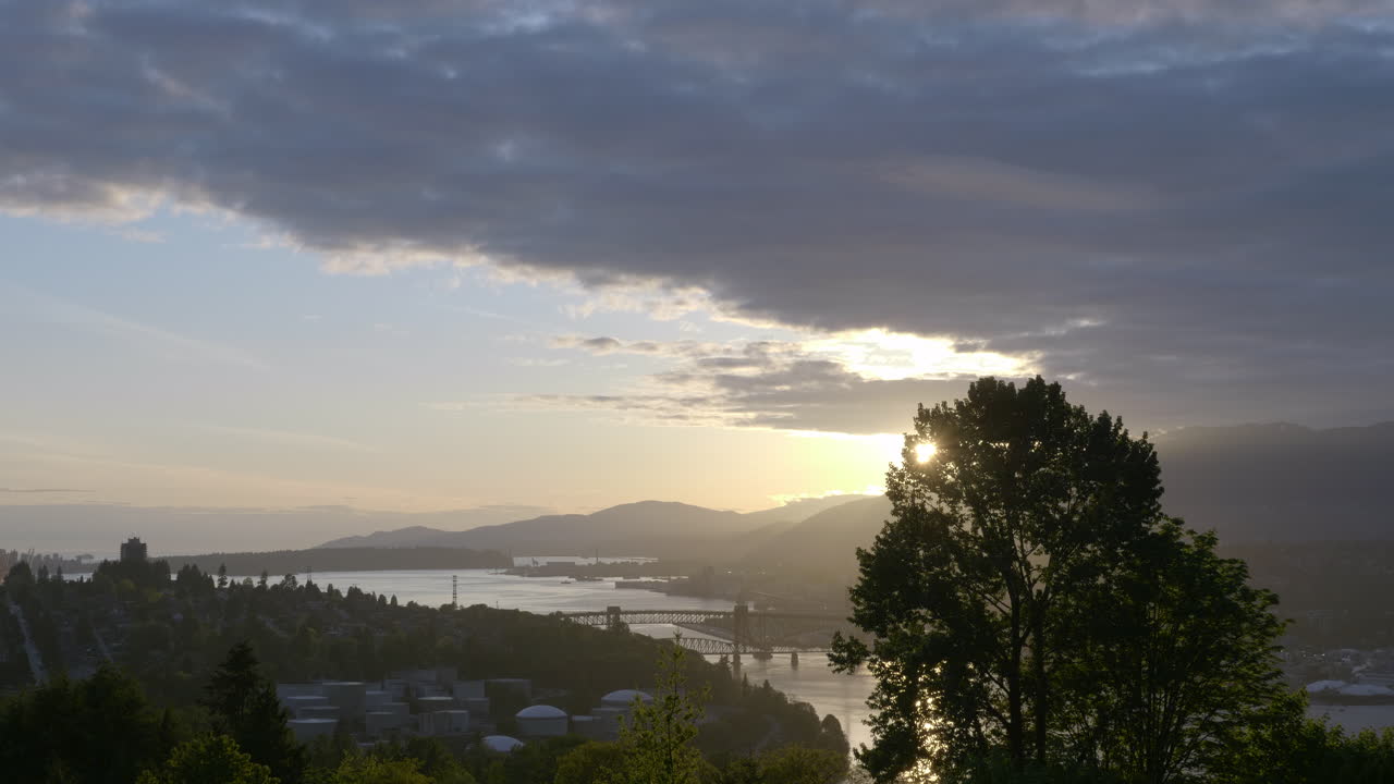 hermoso paisaje de la cordillera a orillas del lago durante la puesta de sol
